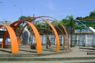 Na imagem, monumento em formato de laranja de cor laranja que é símbolo de Campo Grande para ilusrar a matéria vagas de emprego em Campo Grande