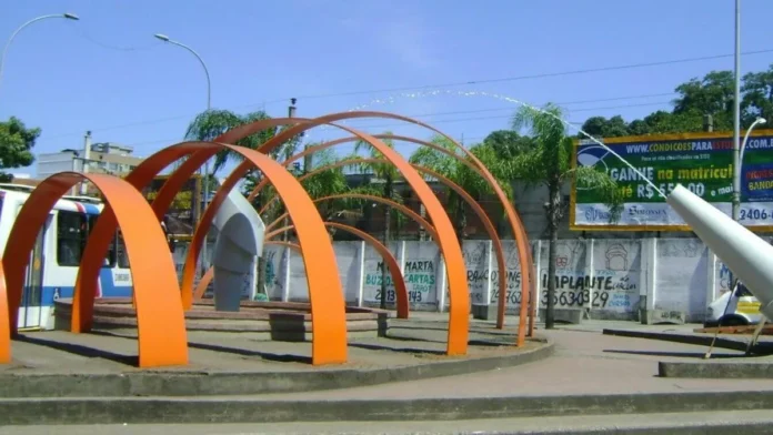 vagas-de-emprego-em-campo-grande Na imagem, monumento em formato de laranja de cor laranja que é símbolo de Campo Grande para ilusrar a matéria vagas de emprego em Campo Grande