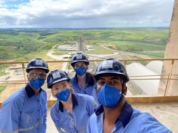 Jovem Aprendiz na CSN Cimentos em Santa Cruz, RJ, trabalhando com logística e planilhas administrativas