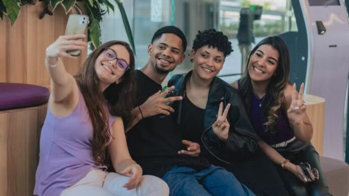Jovens aprendizes participando do Programa Jovem Aprendiz Vivo, com oportunidades de desenvolvimento profissional em uma empresa de telecomunicações Palavra-chave: jovem aprendiz vivo