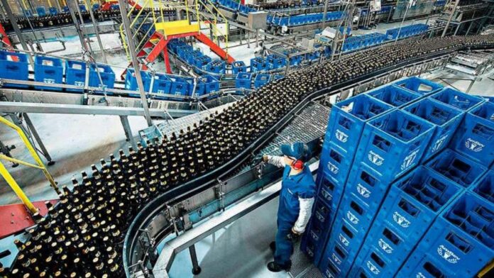 Colaboradores na fábrica da Ambev Palavras-chaves: oportunidades ambev e enviar currículo