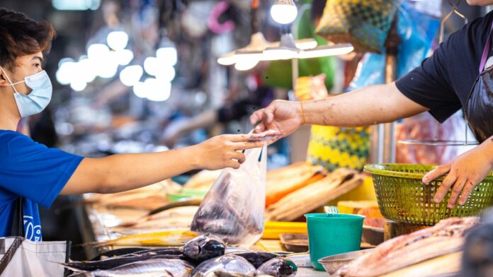 Assistente de SAC atendendo cliente por telefone em escritório vaga de assistente de sac