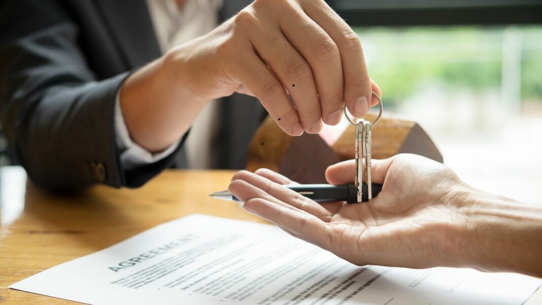 Corretor de imóveis mostrando uma casa para clientes interessados. vaga de corretor de imóveis