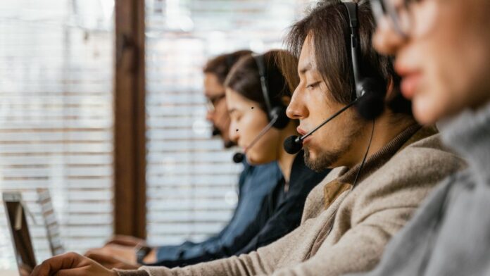 Agente de Atendimento prestando serviço a clientes em um Aeroporto do Rio, representando uma excelente oportunidade de emprego no setor de refeições coletivas.