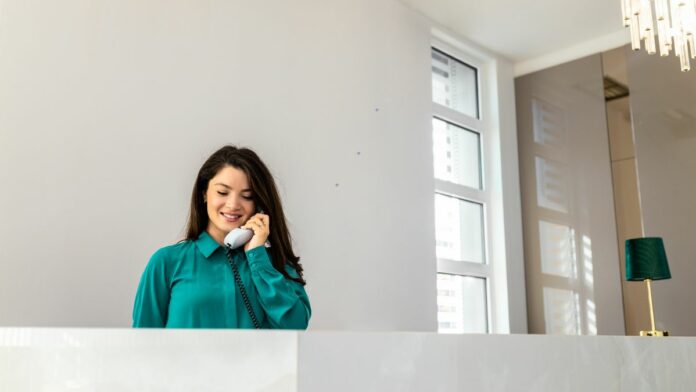 Foto de recepcionista atendendo clientes em Santa Cruz, em clínica hospitalar, armazém e transportadora, e rede de clínicas odontológicas. Palavra-chave: vagas em Santa Cruz para recepcionista