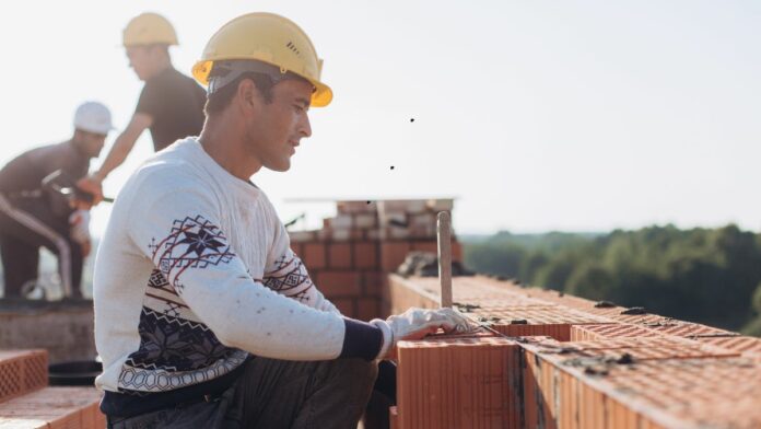 Pedreiro de obras trabalhando na construção de um muro em Santa Cruz vagas para pedreiro de obras