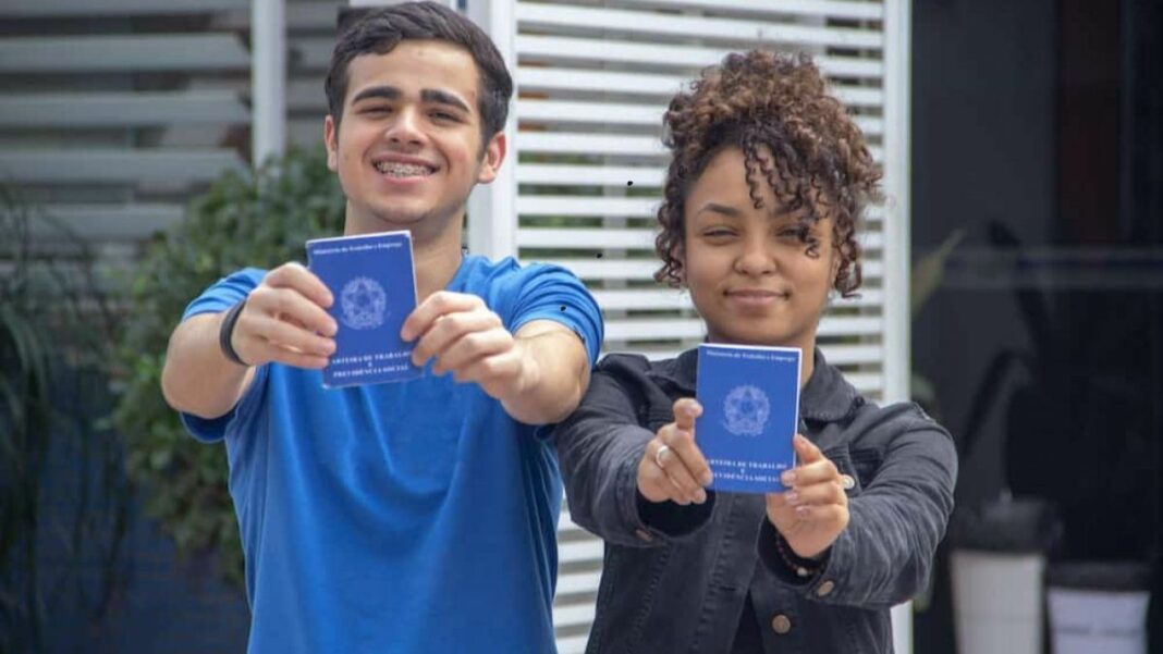 Jovens aprendizes trabalhando em ambiente administrativo na Rio Mais Saneamento