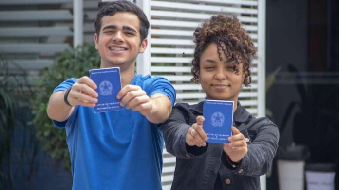 Jovens aprendizes trabalhando em ambiente administrativo na Rio Mais Saneamento