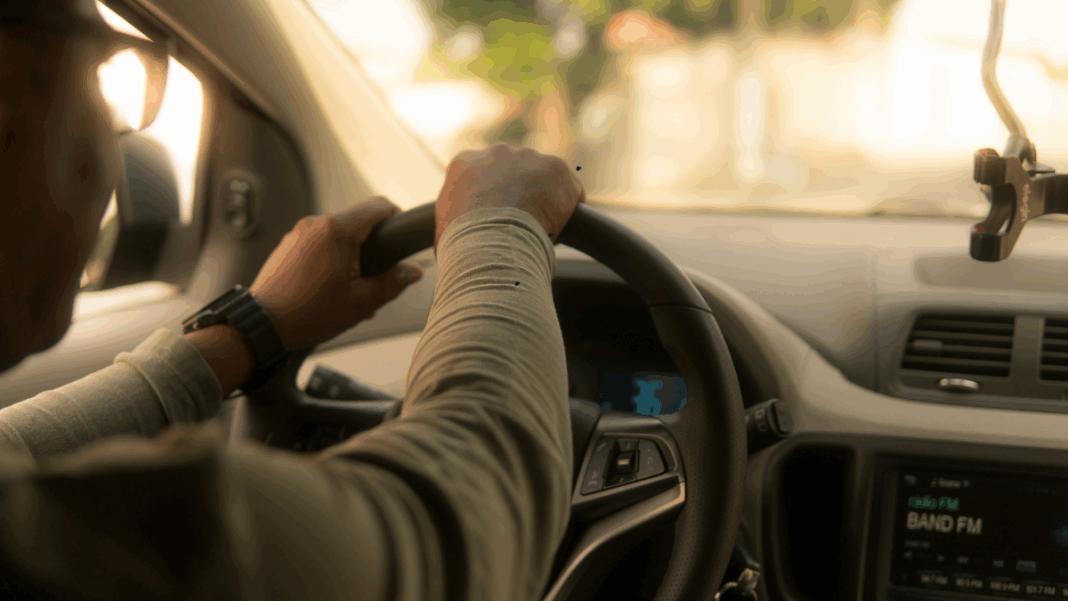 Motorista entregando mercadorias em Santa Cruz para choperia, representando a vaga de motorista categoria B com salário de até R$ 3.500,00
