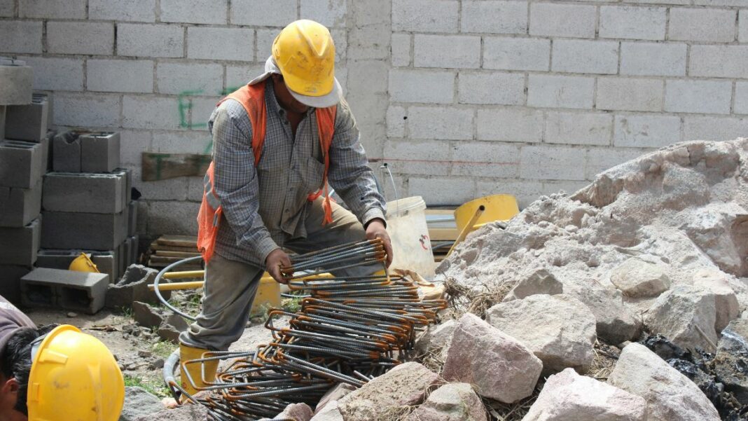 Serventes de obras trabalhando em construção civil. vagas de serventes de obras